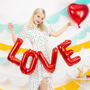 Napis balonowy Love czerwony