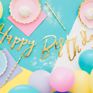 Talerzyki papierowe różowe ze złotym brzegiem